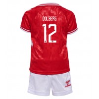 Camiseta Dinamarca Kasper Dolberg #12 Primera Equipación Replica Eurocopa 2024 para niños mangas cortas (+ Pantalones cortos)